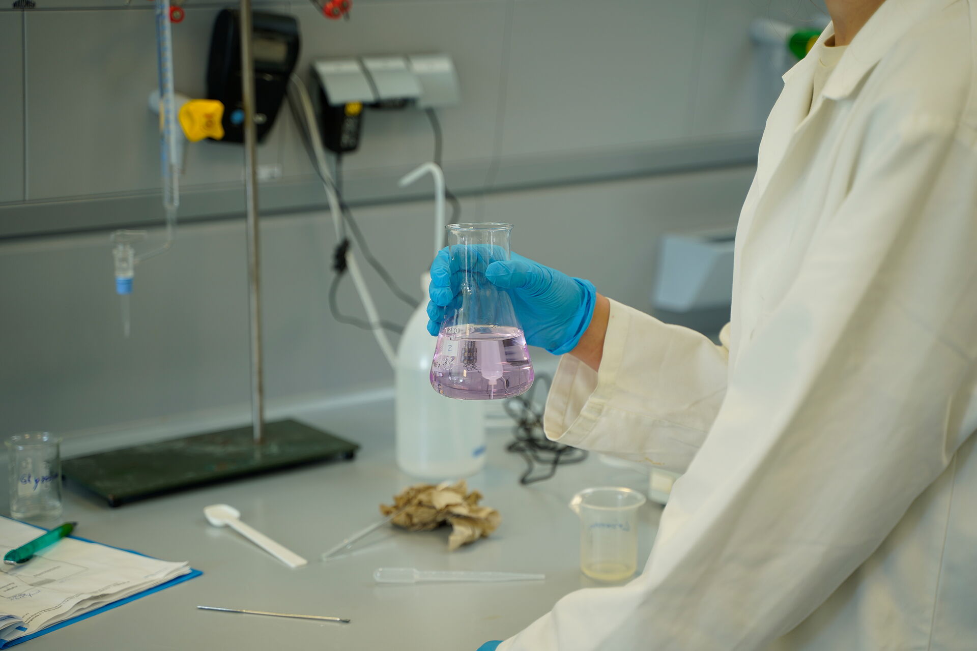 Zu sehen ist eine Farbreaktion nach der Titration einer Säure.